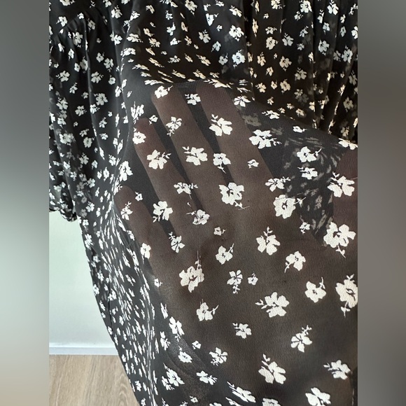 H&M V-neck Flowy Dress Size Small - Picture 5 of 5